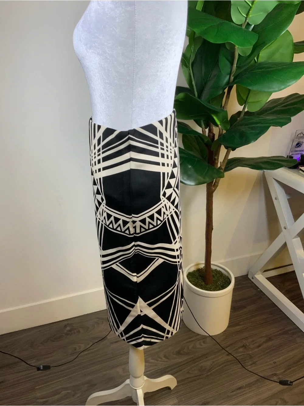 BCX Black & Cream Geometric Midi Pencil Skirt